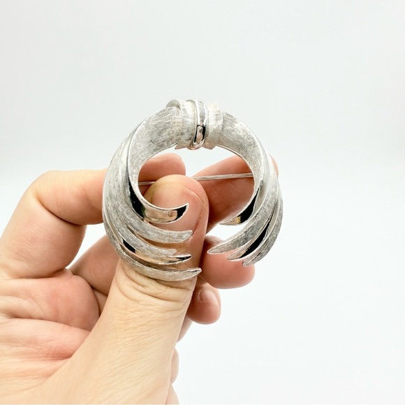 VINTAGE PIM SIGNED TEXTURED SILVER TONE PIN BROOCH - Picture 3 of 8